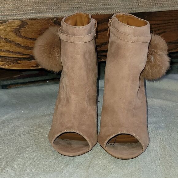 Beautiful Shoe Republic L.A. Fuax Suade Booties! - Picture 1 of 9